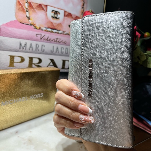 MICHAEL KORS NWOT JET SET TRAVEL SAFFIANO LEATHER LARGE TRIFOLD - Picture 1 of 12